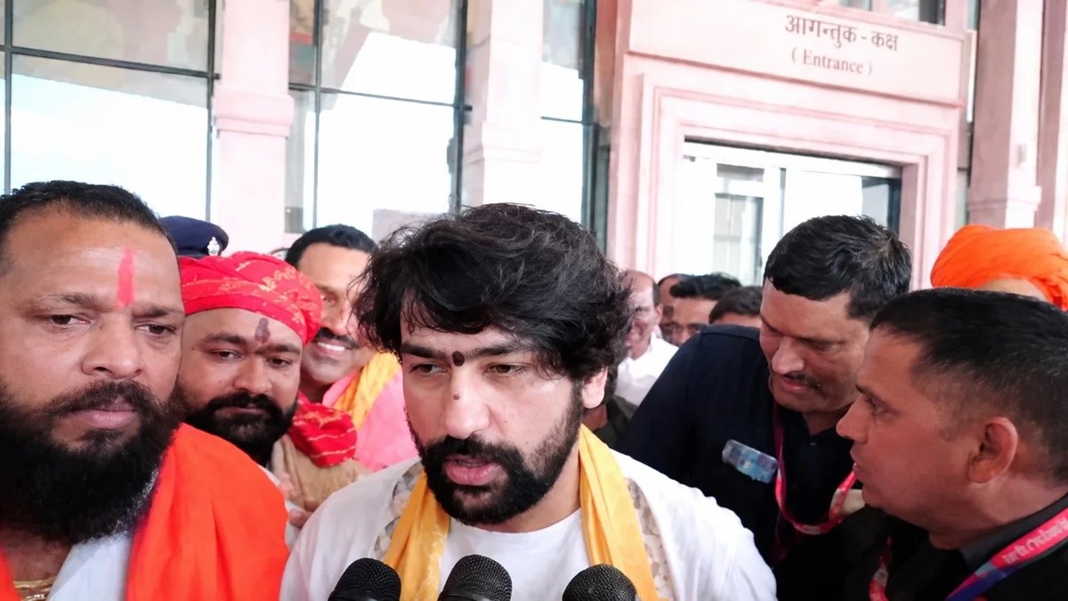 अयोध्या पहुंचे धीरेंद्र कृष्ण शास्त्री, राम मंदिर चंदा विवाद पर बोले- 'यह सिर्फ पाप नहीं, महापाप है...'